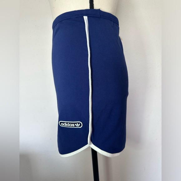 ADIDAS ORIGINALS RESORT MINI SKIRT IN NAVY WITH WHITE BINDING DETAIL - Picture 3 of 6